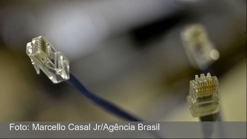 Nove a cada dez brasileiros têm o à internet em casa
