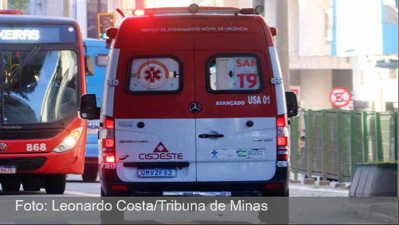 Homem é ejetado de moto e cai em residência após acidente em Juiz de Fora