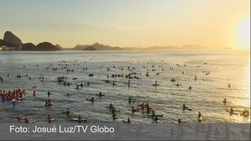 ‘Caribe de Janeiro’: água cristalina e tranquila lota o mar de Copacabana e provoca ‘congestionamento’ de stand up paddles