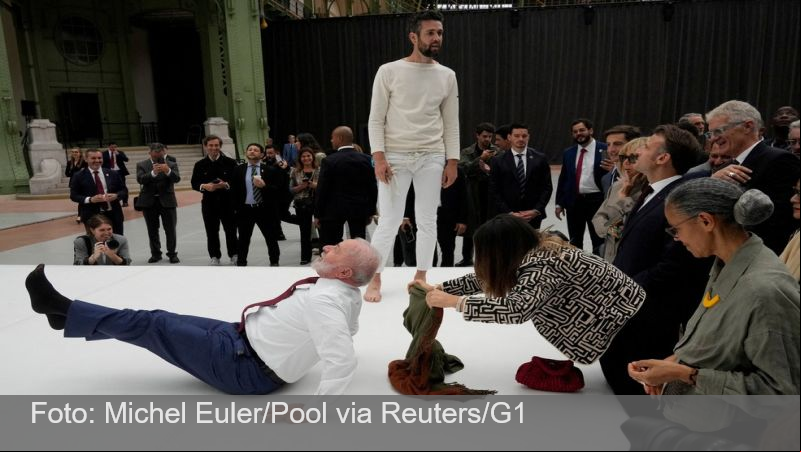 Lula tenta imitar movimento de acrobata ao lado de Macron em Paris; veja IMAGENS