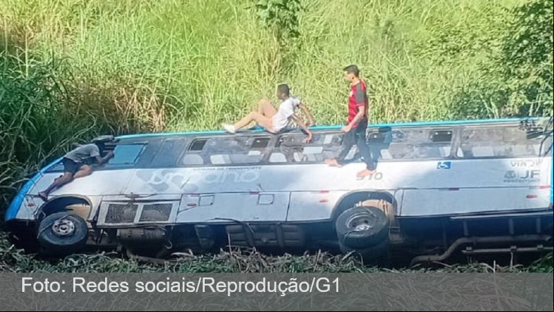 Micro-ônibus capota e cai em barranco no Bairro Niterói, em Juiz de Fora