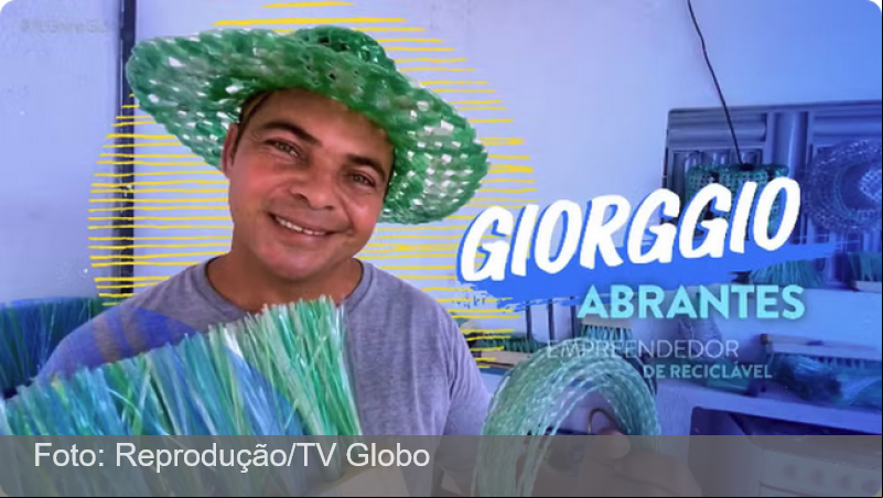 Ex-alcoólatra, gari constrói máquina para reciclar garrafas pet e fatura mais de R$ 7 mil por mês